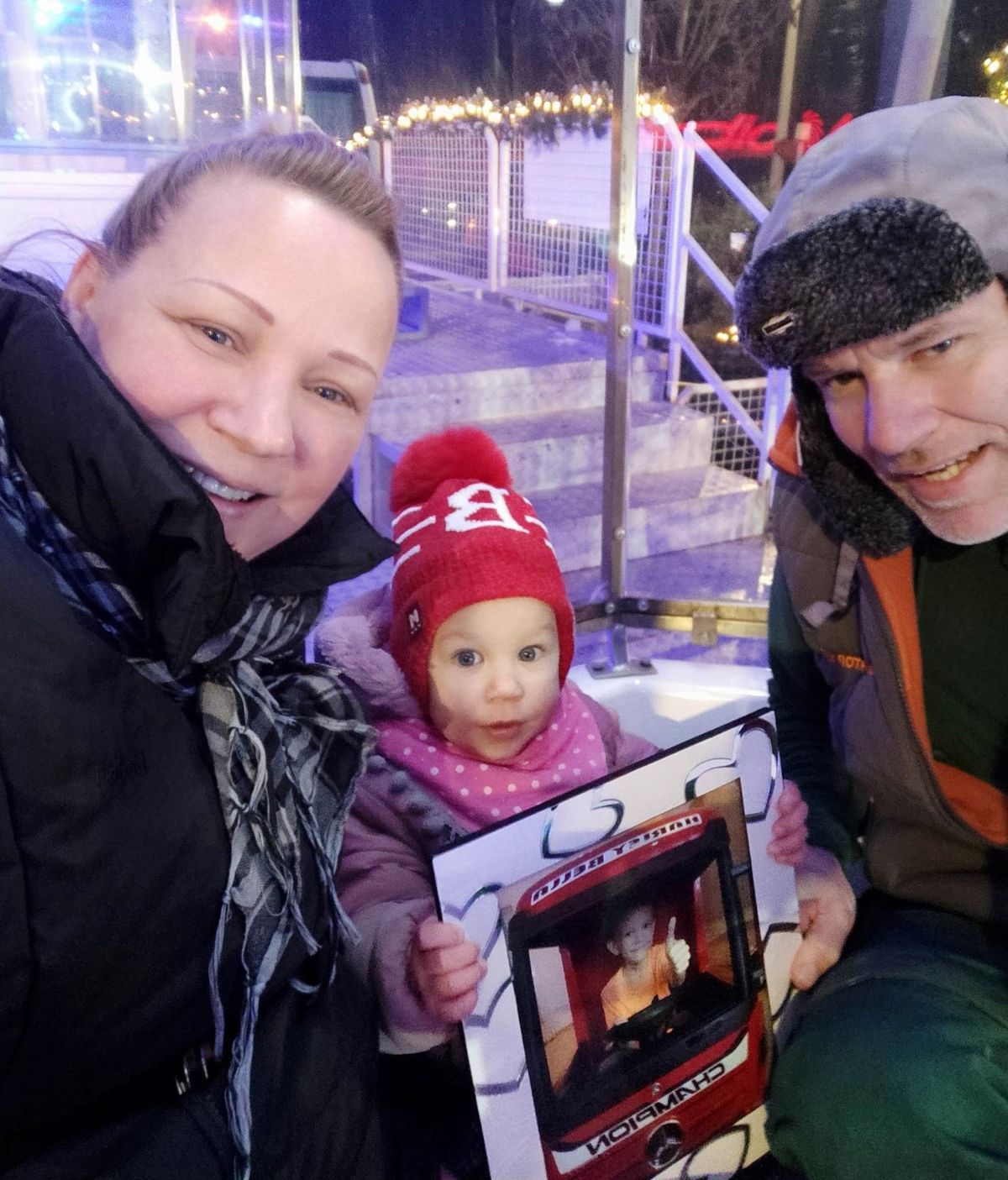 Marci szülei Lujzával és kisfiuk fényképével együtt utaztak a tatabányai óriáskeréken