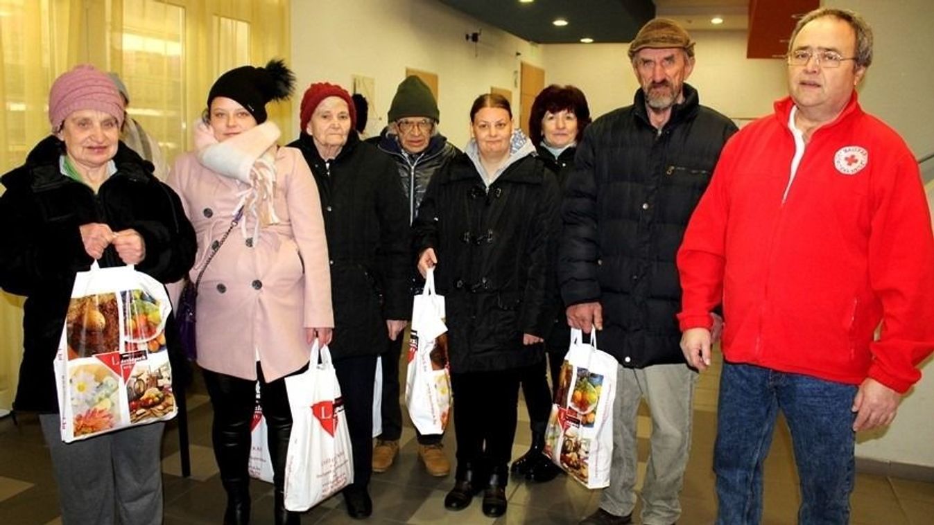 Csomagot kaptak a kisbéri rászorulók