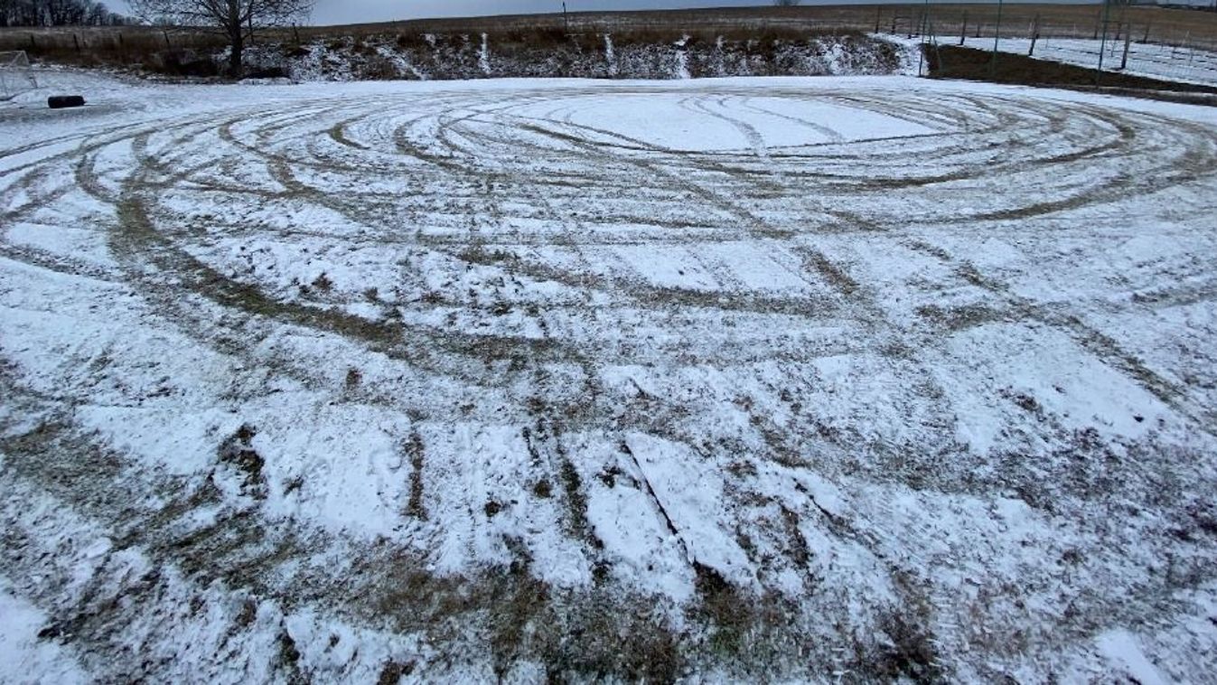 A világ legdrágább szánkózása lett a fiatal srácok dunaszentmiklósi driftelgetése