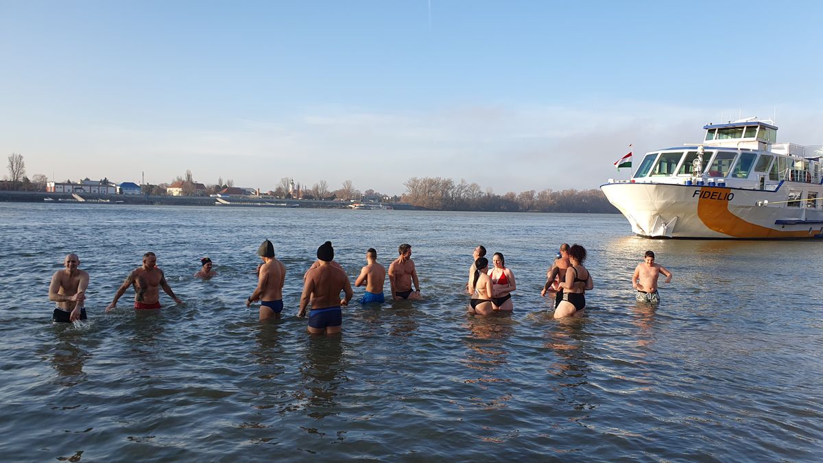 Az Esztergomi Jegesmedvék idén sem hagyták ki az újévi fürdőzést