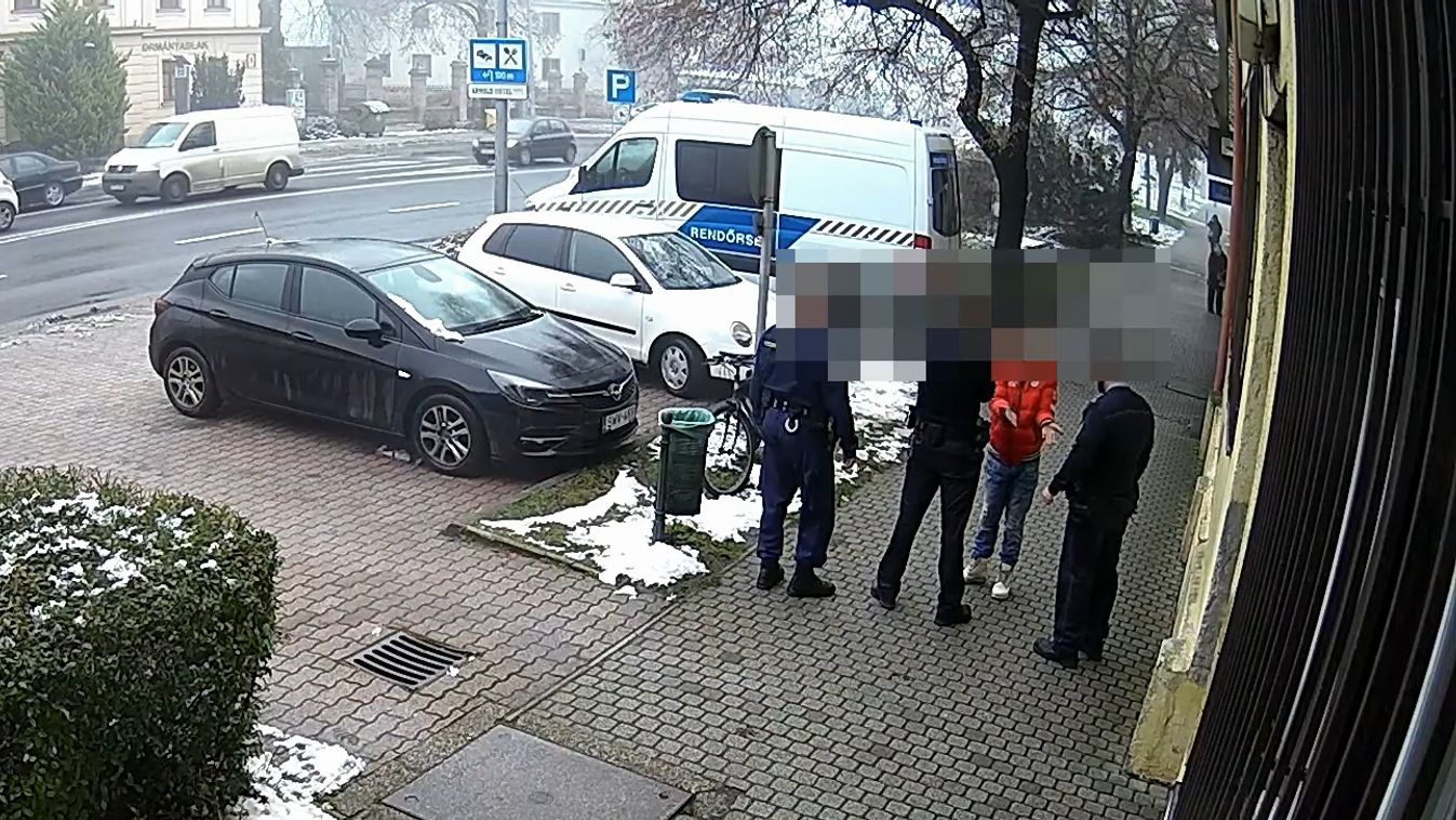 Videó: leparkolt a tatai rendőrség előtt, majd feladta magát a részeg sofőr