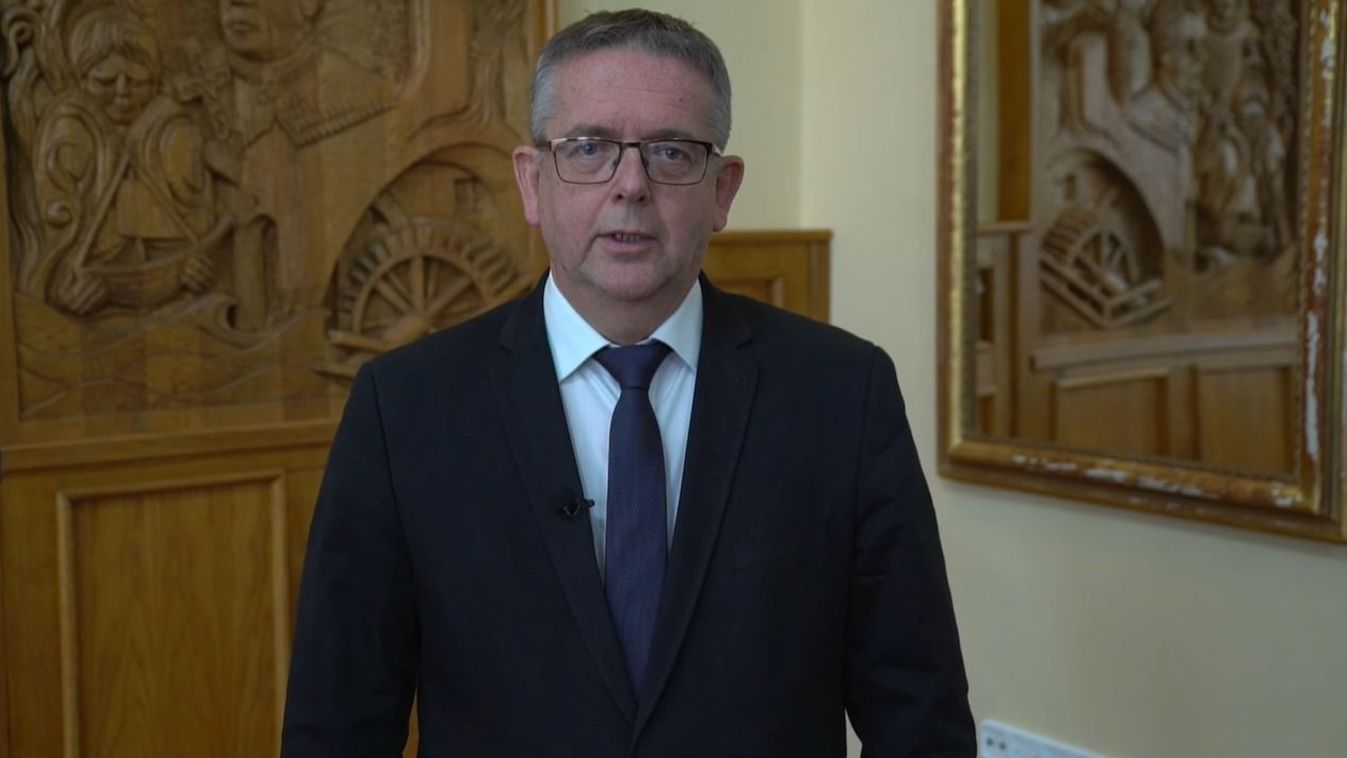 Michl József ünnepi köszöntőjében rámutatott: sok szép dolog áll a tataiak előtt a 2023-as évben