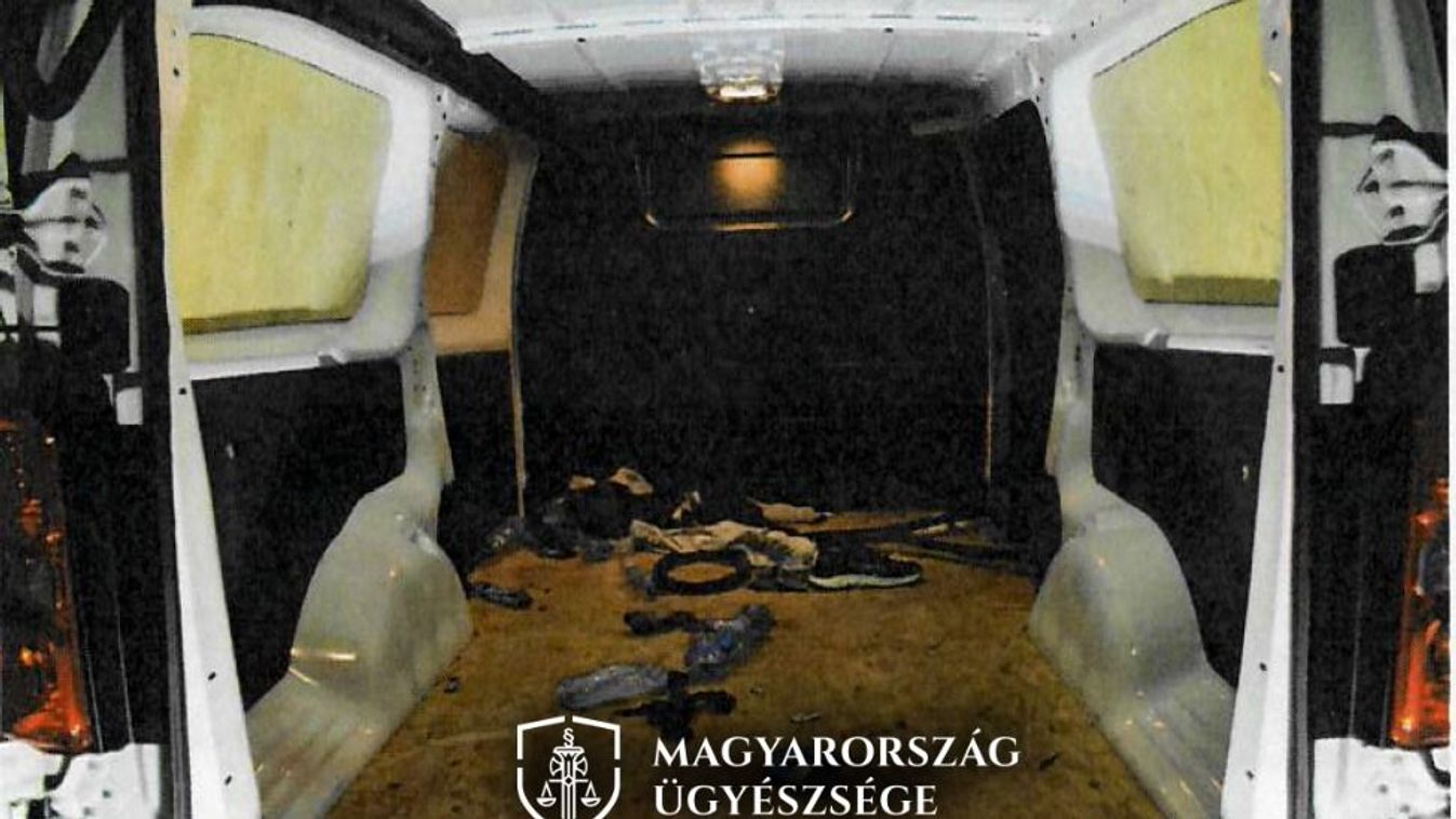 Fulladoztak a migránsok az M1-esen - FOTÓK