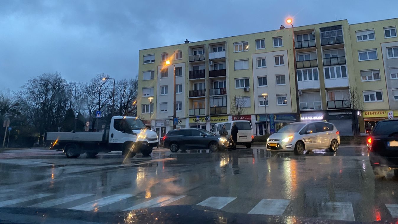 Helyszíni fotón a baleset: két autó ütközött Tatabányán