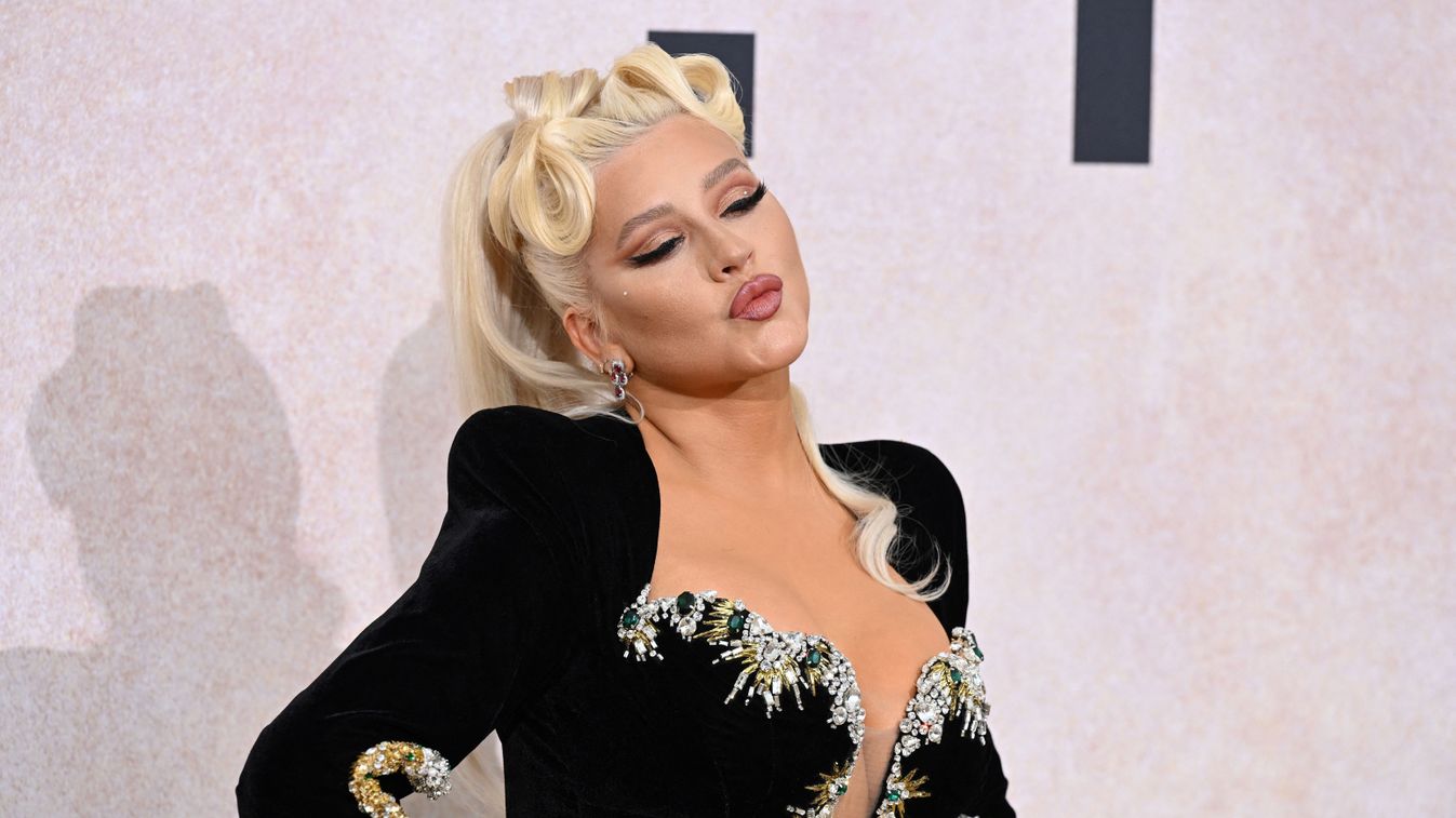 Christina Aguilera csupasz melleit markolászva fotóztatta le magát