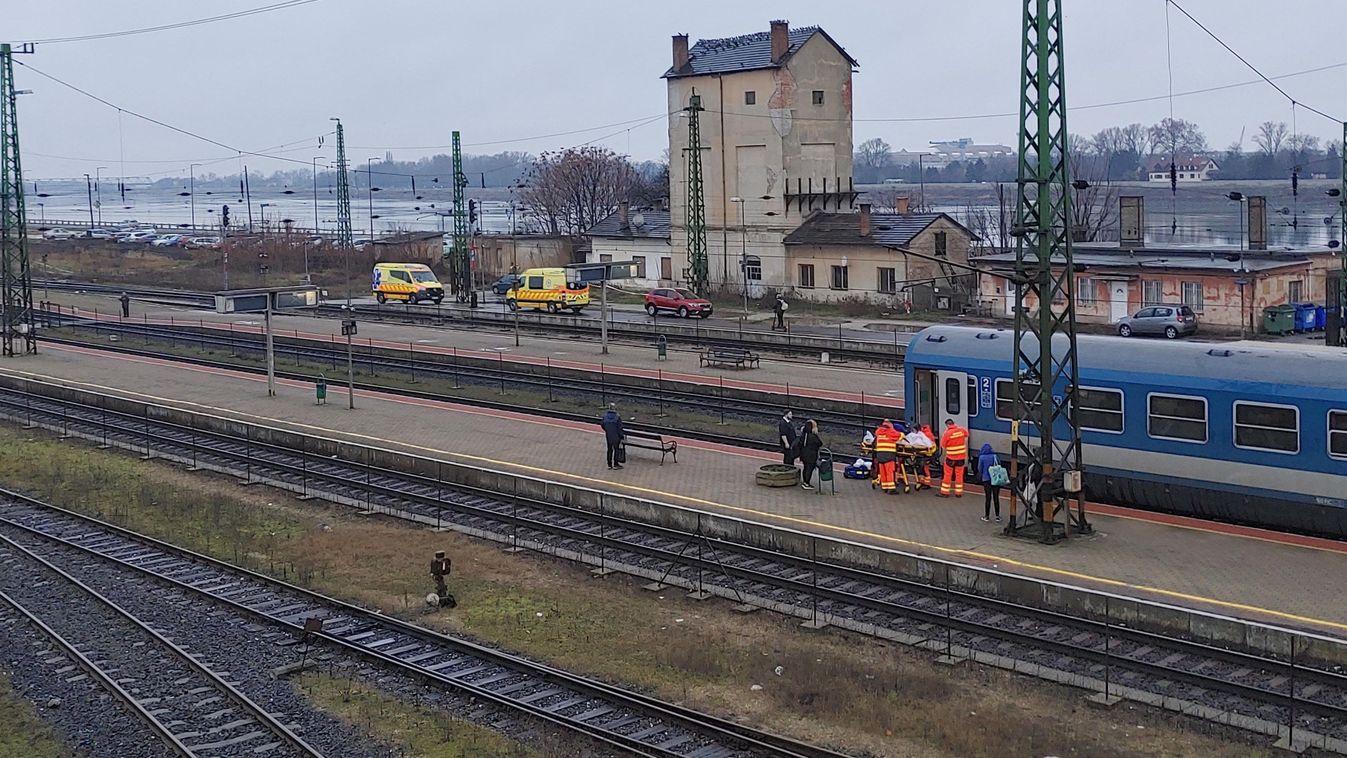 Riadalom a komáromi vasútállomáson: két mentő sietett az utashoz