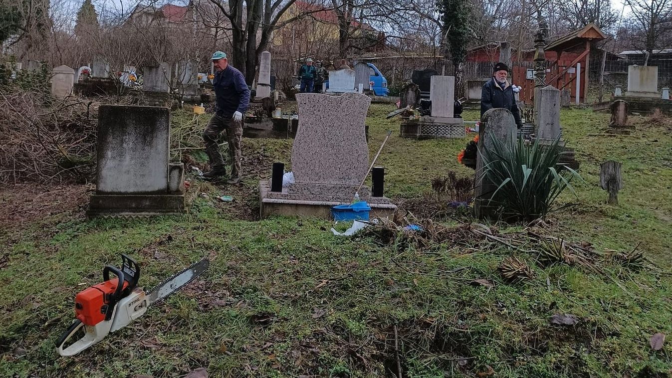 Szarvasok dúlták fel a dunaalmási református temetőt, összefogtak a hívek