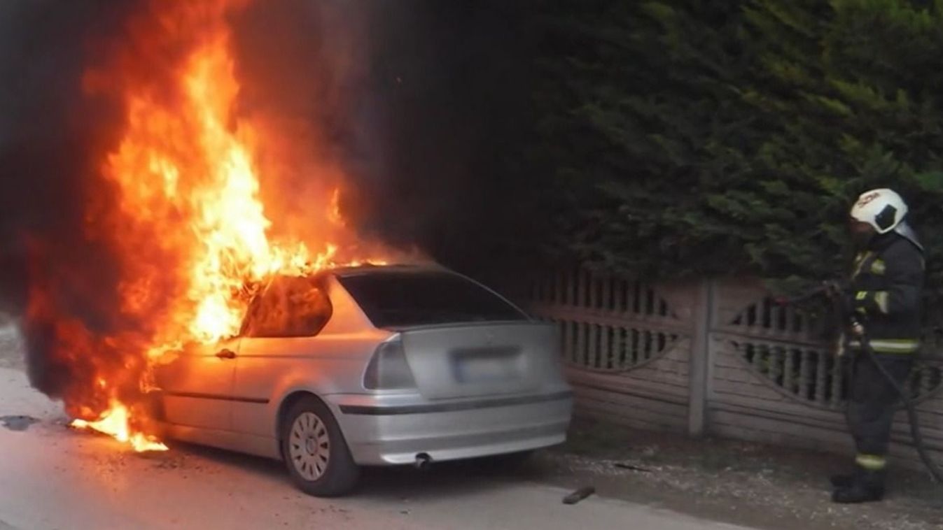 Rémisztő felvétel: menet közben gyulladt ki egy autó, óriási lángokkal égett (videó)