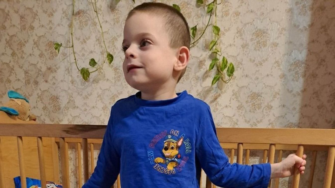 Születése óta küzd a koraszülött tatabányai kisfiú - most speciális ruha segít majd neki járni