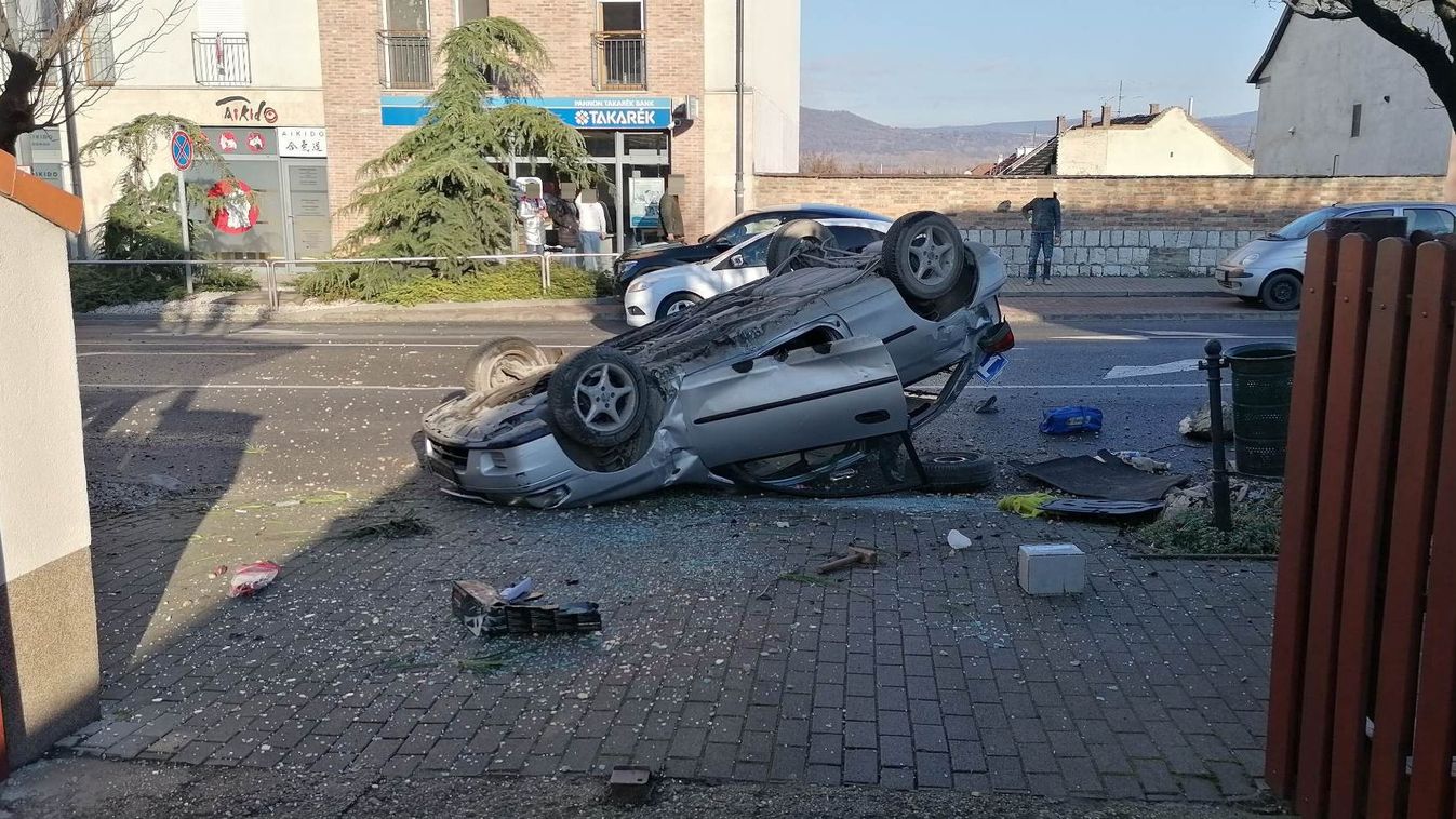Tetejére borult egy autó Dorogon, aki teheti, kerüljön