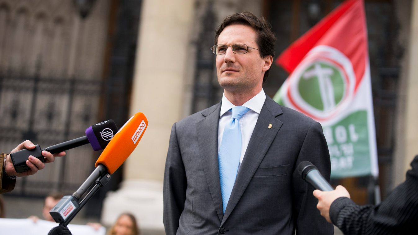 Ismét a forradalom zászlójával kampányol a Jobbik elnöke