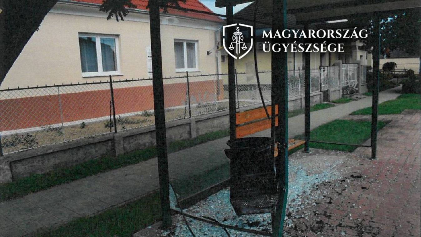 Totál részegen vezette anyja kocsiját Ászáron, tolatva zúzta le a buszmegállót