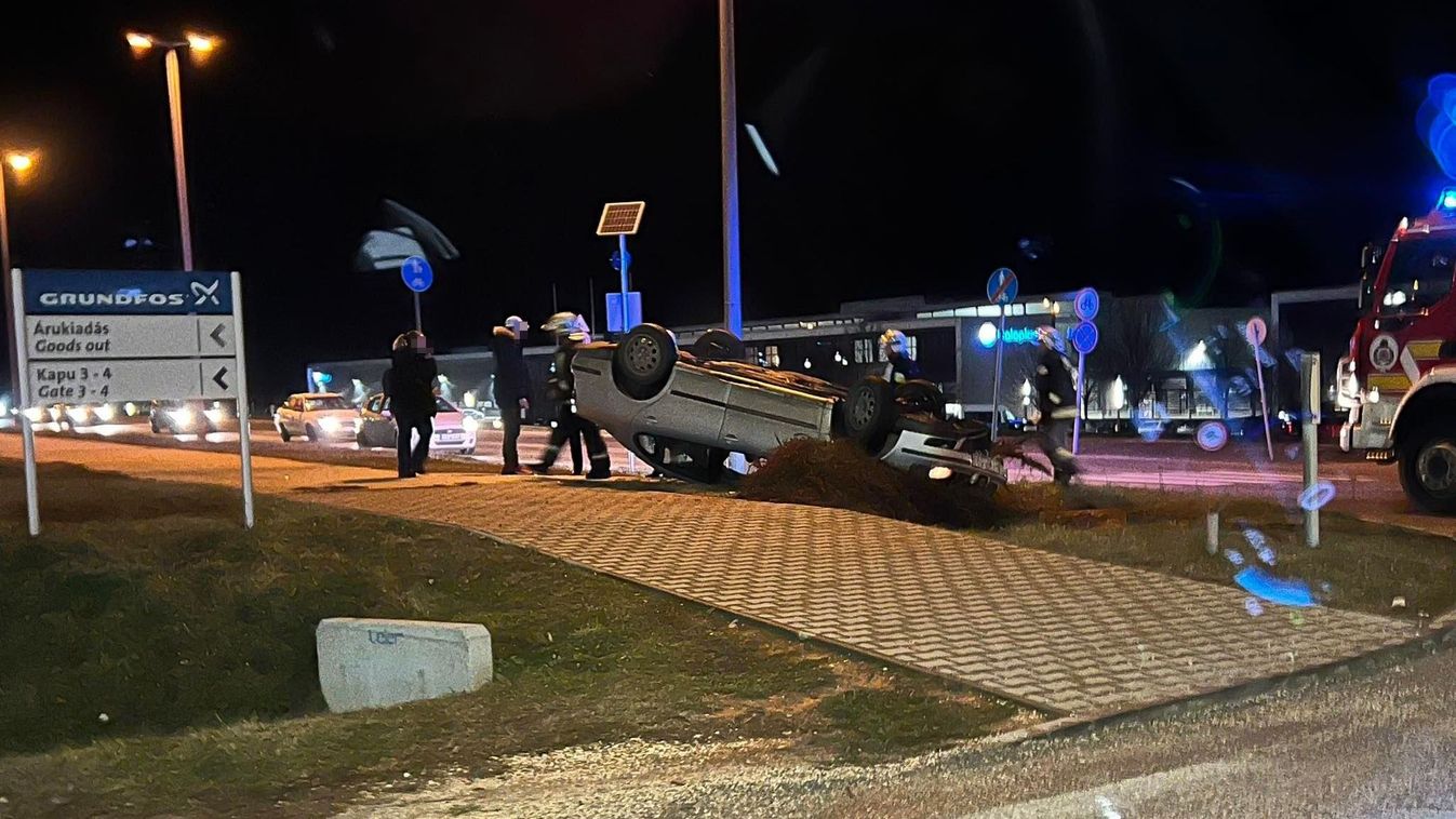 Helyszíni fotó: felborult a Seat az ipari parkban történt balesetben