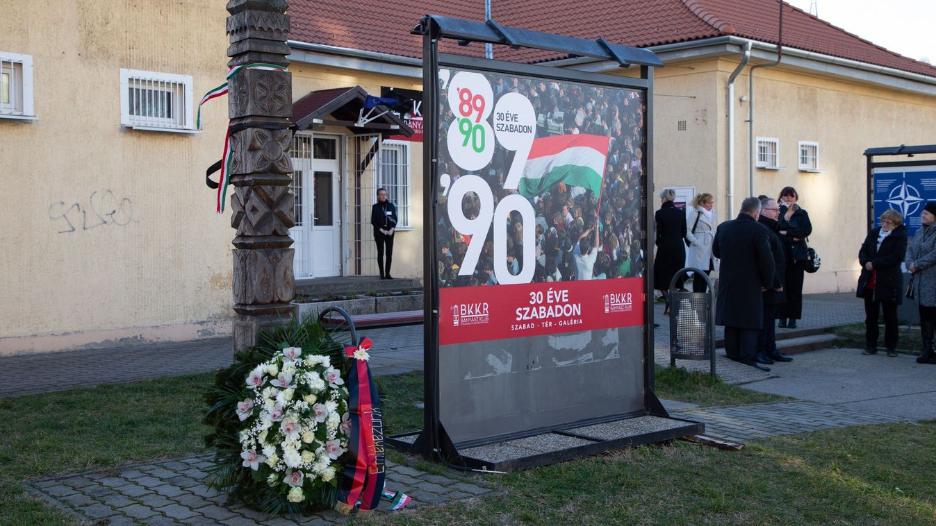 Kiállítás, koszorúzás és főhajtás a kommunizmus áldozatai előtt Oroszlányban (fotók)