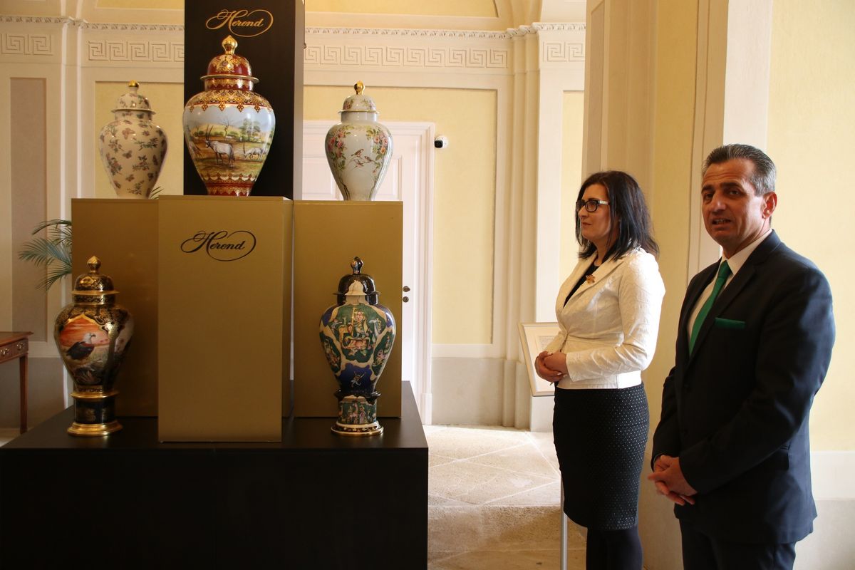 A Nemzeti Örökségvédelmi Fejlesztési (NÖF) Nonprofit Kft., illetve a Herendi Porcelánmanufaktúra Zrt. szervezésében pénteken nyitották meg a Lendület és ragyogás című, Herendi porcelánokat bemutató kiállítást a Sándor-Metternich-kastélyban. 