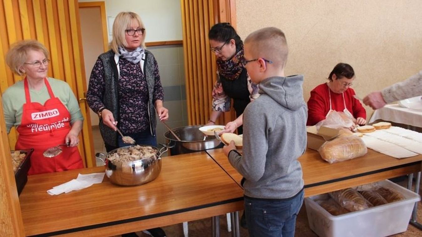 Hatszáz gombócot készítettek a gesztesi disznótoros káposztafőzésen
