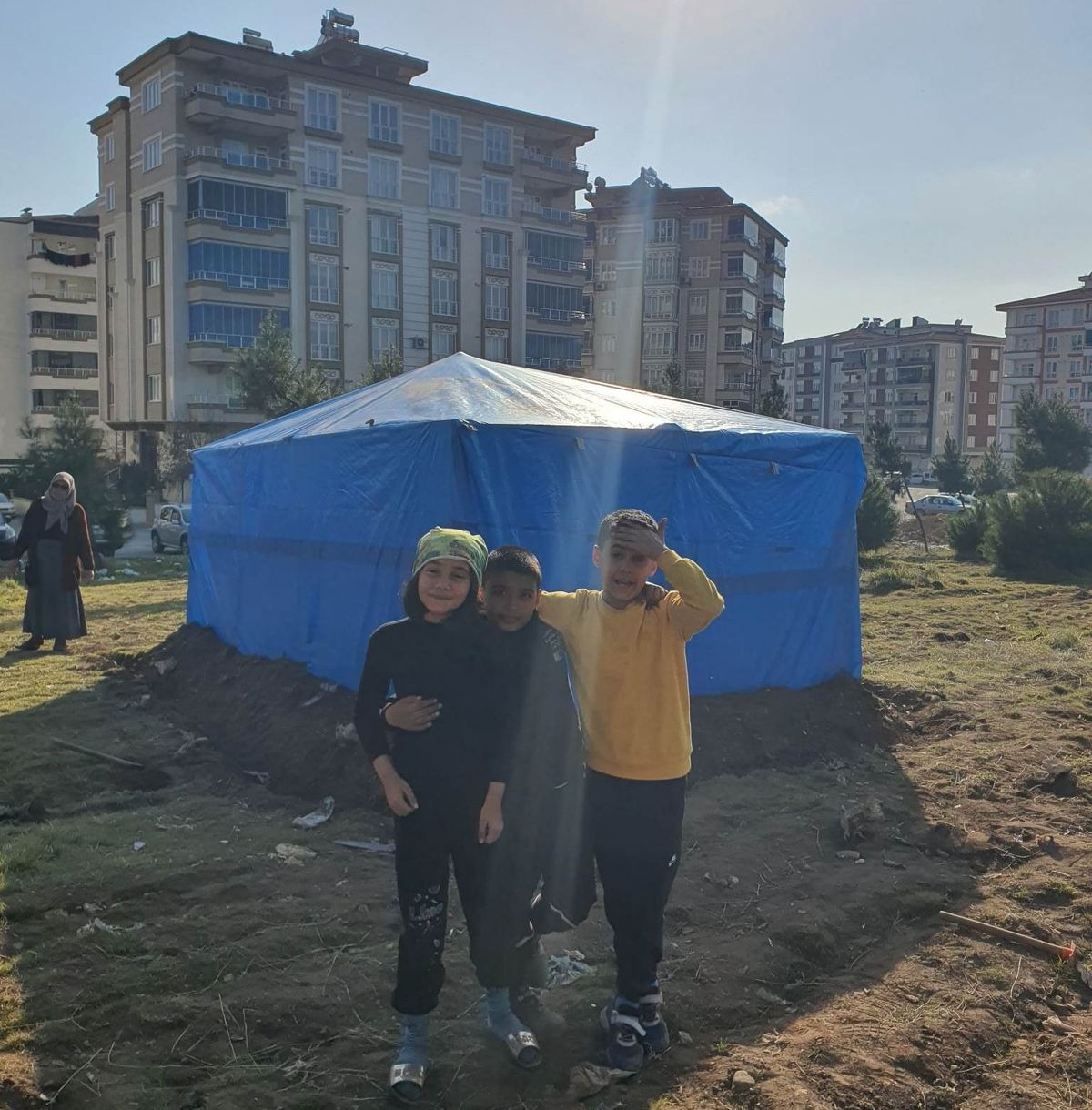 A sok földrengés ellenére sem akarnak elköltözni, de felhúztak egy sátrat a házzal szemben, hogy baj esetén tudjanak hova menni
