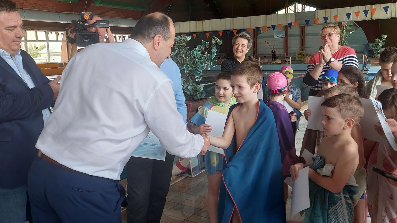 Már nem félnek a víztől a komáromi kisgyerekek