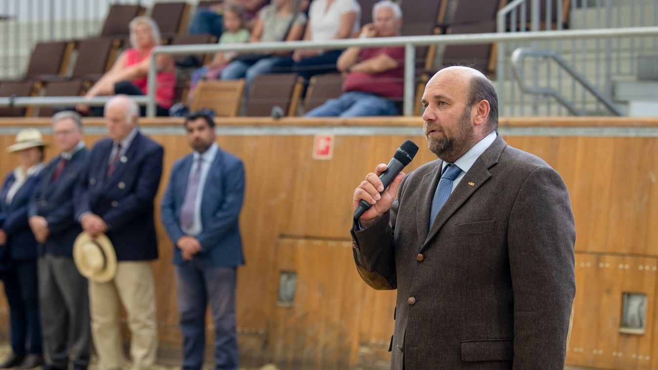 Fugli Károly személyében először lesz magyar bírája a díjugrató versenyeknek