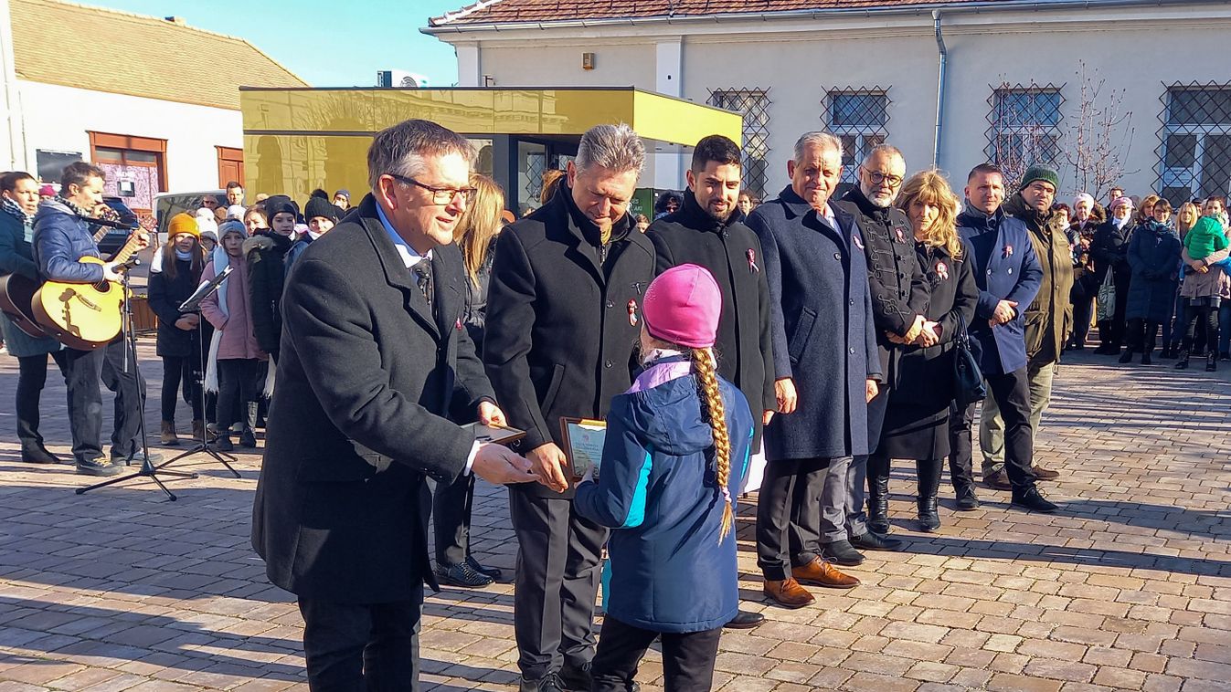 Sikeres tanulókat díjaztak Tatán