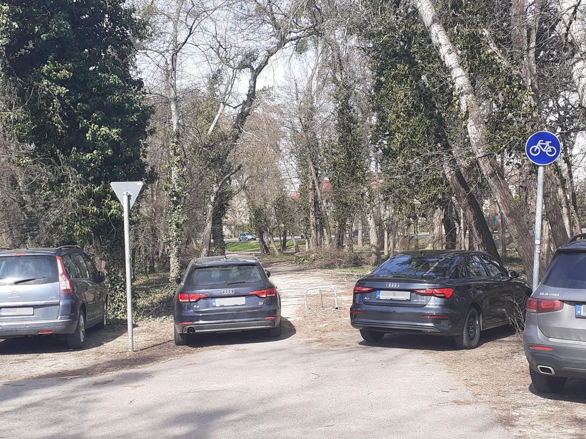 Pofátlan parkolás Tata Audi