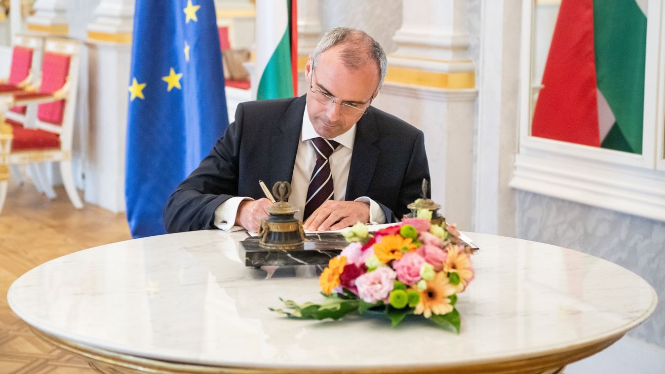 Ez mindenkit érint: kérdőívet csinál a NAV az adóbevallásokból