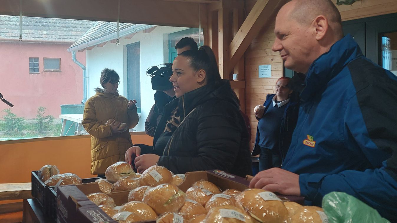 Szendvicseket osztottak a rászorulóknak Komáromban