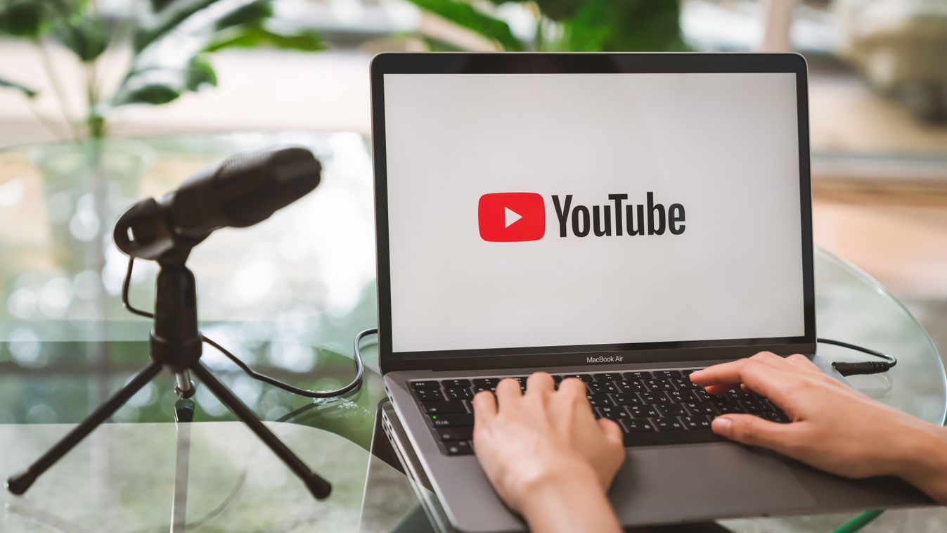 Törölt YouTube-csatornája miatt a Google-székház elé szervez tüntetést a Pesti Srácok