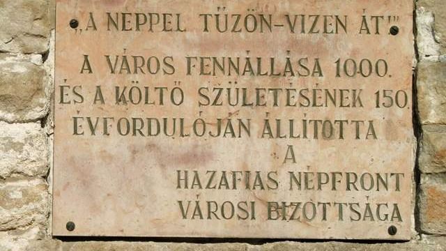 Az esztergomi Petőfi Sándor Általános Iskola kerítésén lévő emléktábla