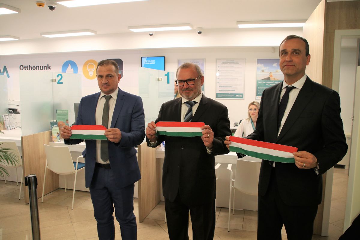 Erős Gábor országgyűlési képviselő, Lantos Csaba energiaügyi miniszter, valamint Mátrai Károly, az MVM Csoport vezérigazgatója szalagátvágással adta át az irodát