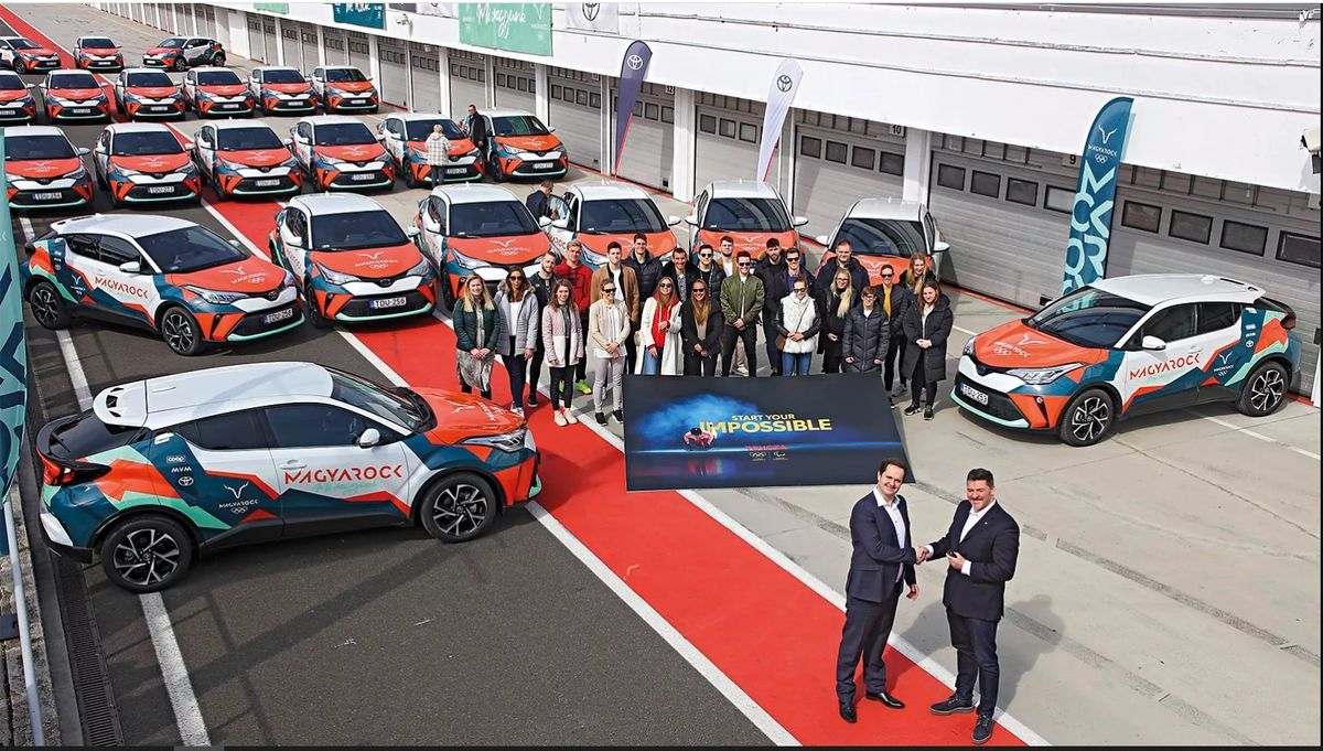 Toyota hibridet kapott 24 magyar olimpikon március 17-én. Pekler Zalán komáromi sportlövő is a szponzoráltak közt.