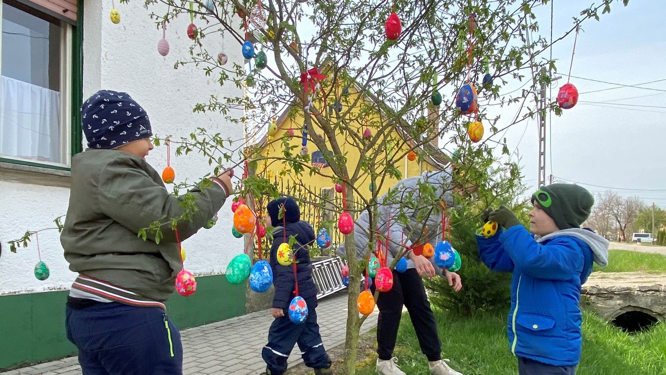 Ovisok díszeitől roskad a szomódi tojásfa a tájház előtt (fotók)