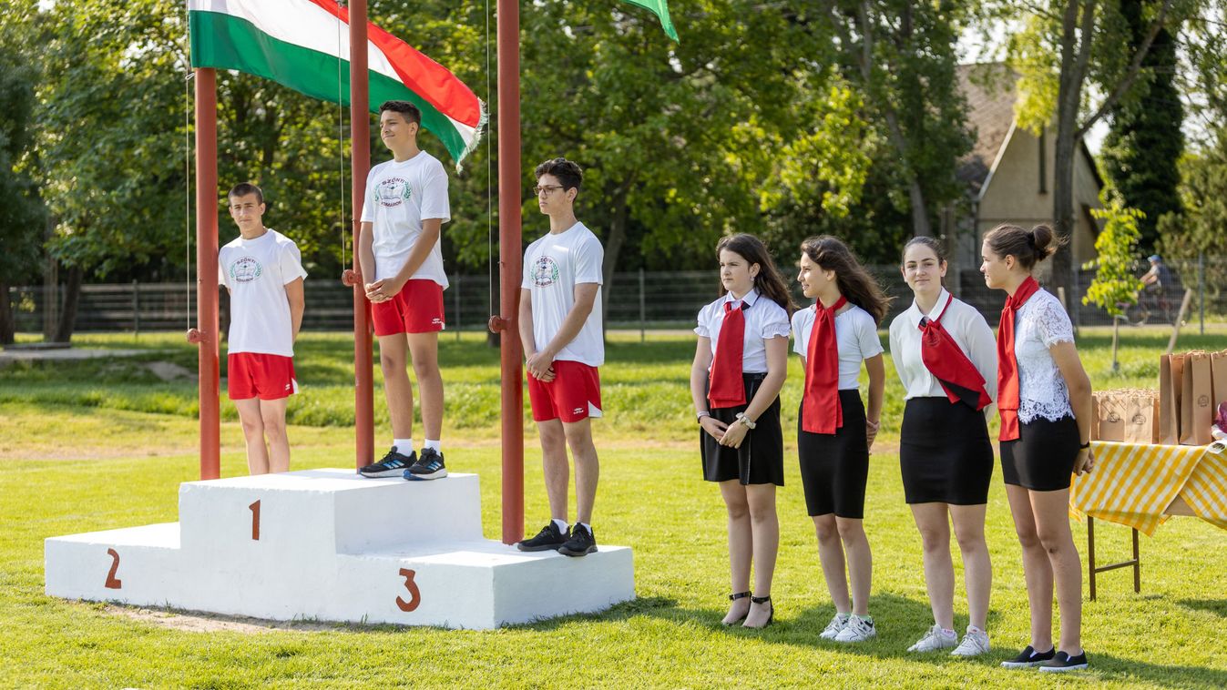 Olimpiai láng érkezett a szőnyi Bozsik-iskolába - Csernoviczki Éva a siker titkát is elárulta +fotók
