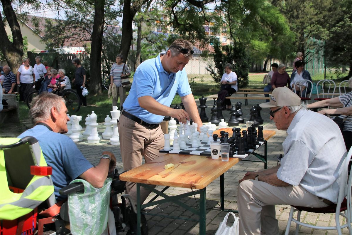 Sakkoztak, rejtvényt fejtettek a dorogi Szépkorúak Fitt Napján