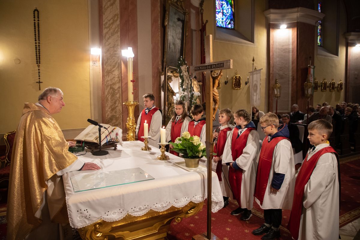 Hetvenötödik születésnapja alkalmából köszöntötték Kutschi András katolikus prépostot Kecskéden.