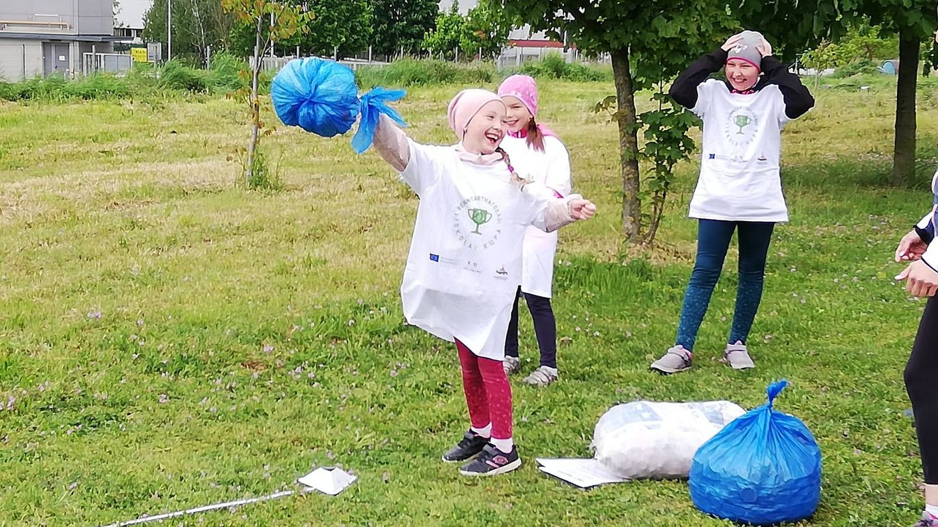 Futva szedték a szemetet a diákok a komáromi sportnapon
