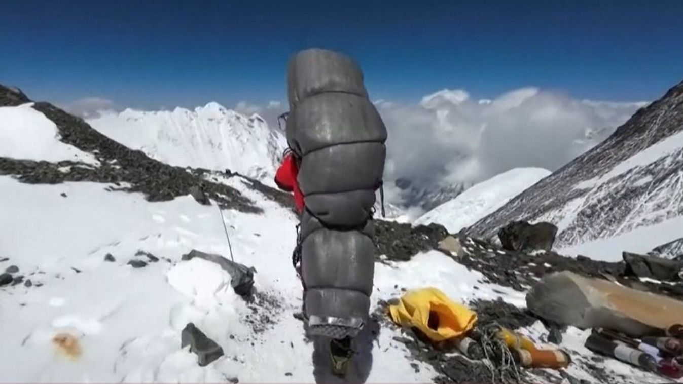 Serpák mentettek ki a Mount Everest halálzónájából egy életveszélyben lévő hegymászót (videó)