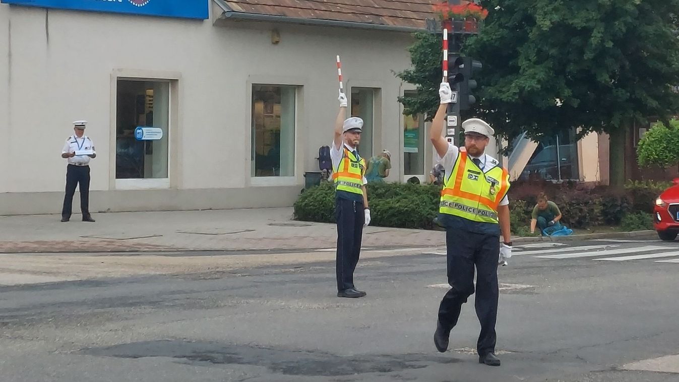 Komáromban versenyeztek autókkal, motorokkal, forgalmat is irányítottak a rendőrök (videó, fotók)