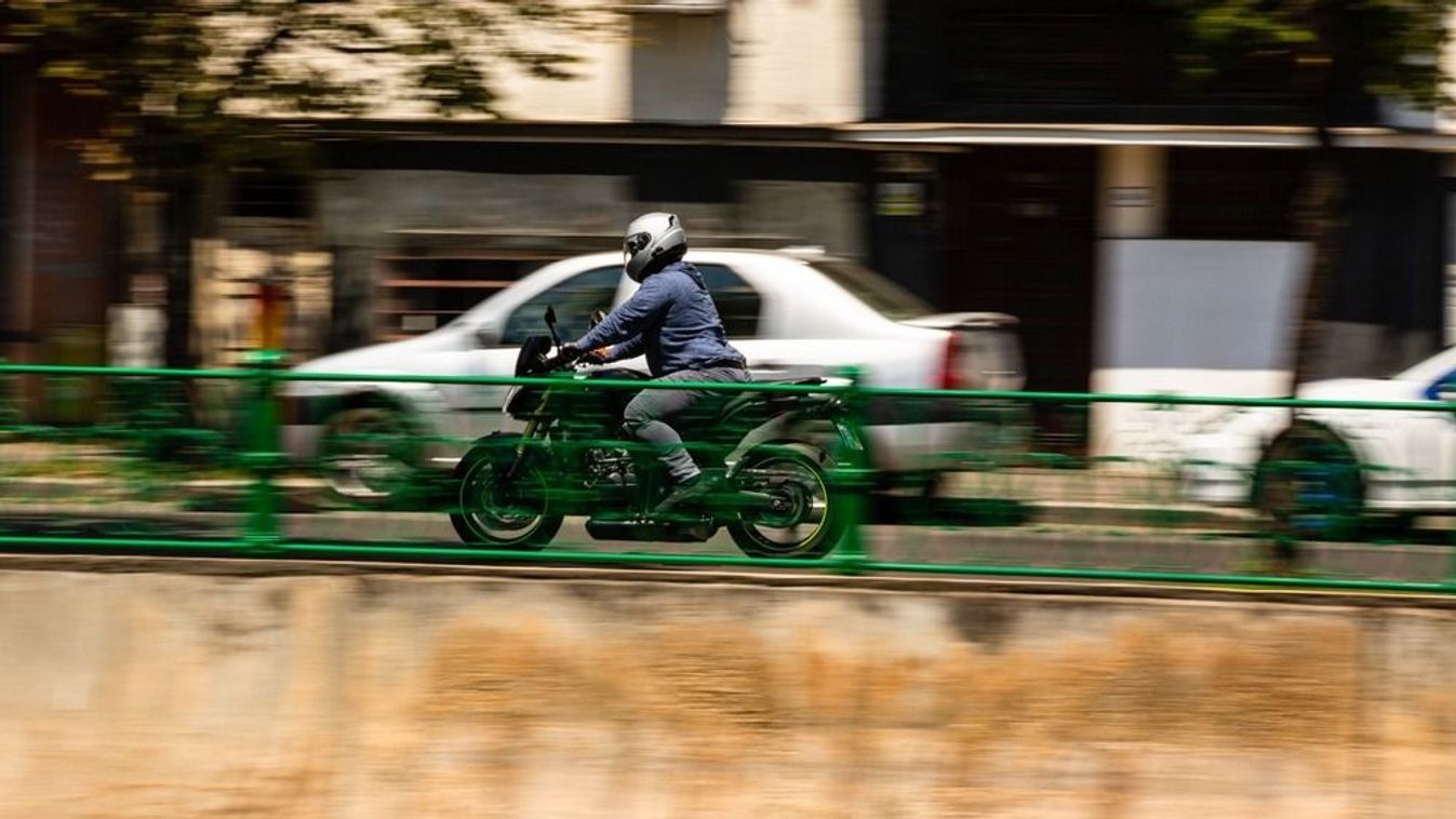 Videón, ahogy egy motoros gyógyszere teljesen elgurult a Balatonnál