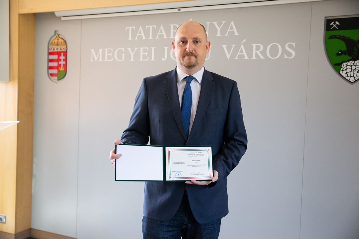 Gál Csaba a képviselői megbízólevele átvételekor, 2023 júniusában polgármesterjelölt választás tatabánya tatabányai