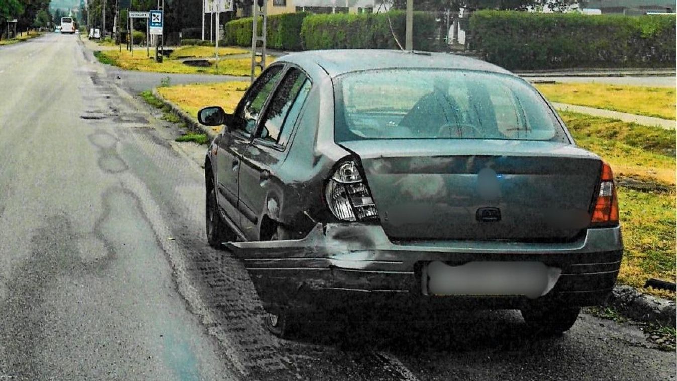 Cserbenhagyás a 10-es úton: előzés közben zúzta le az autót Lábatlanon +videó, fotók