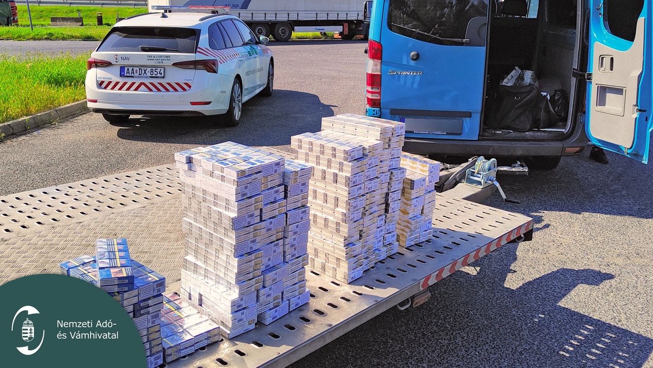 Kisbuszokkal csempészték a cigit az M1-esen: 2210 dobozzal buktak le a bolgárok