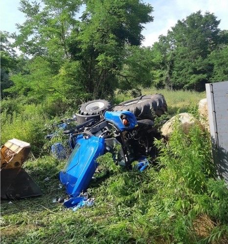  A jármű utasa olyan súlyos sérüléseket szenvedett, hogy a helyszínen életét vesztette, a sofőrt mentőhelikopter szállította kórházba