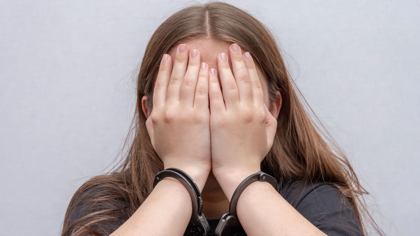 Divatos kihívás miatt tartóztattak le a rendőrök egy 11 éves kislányt