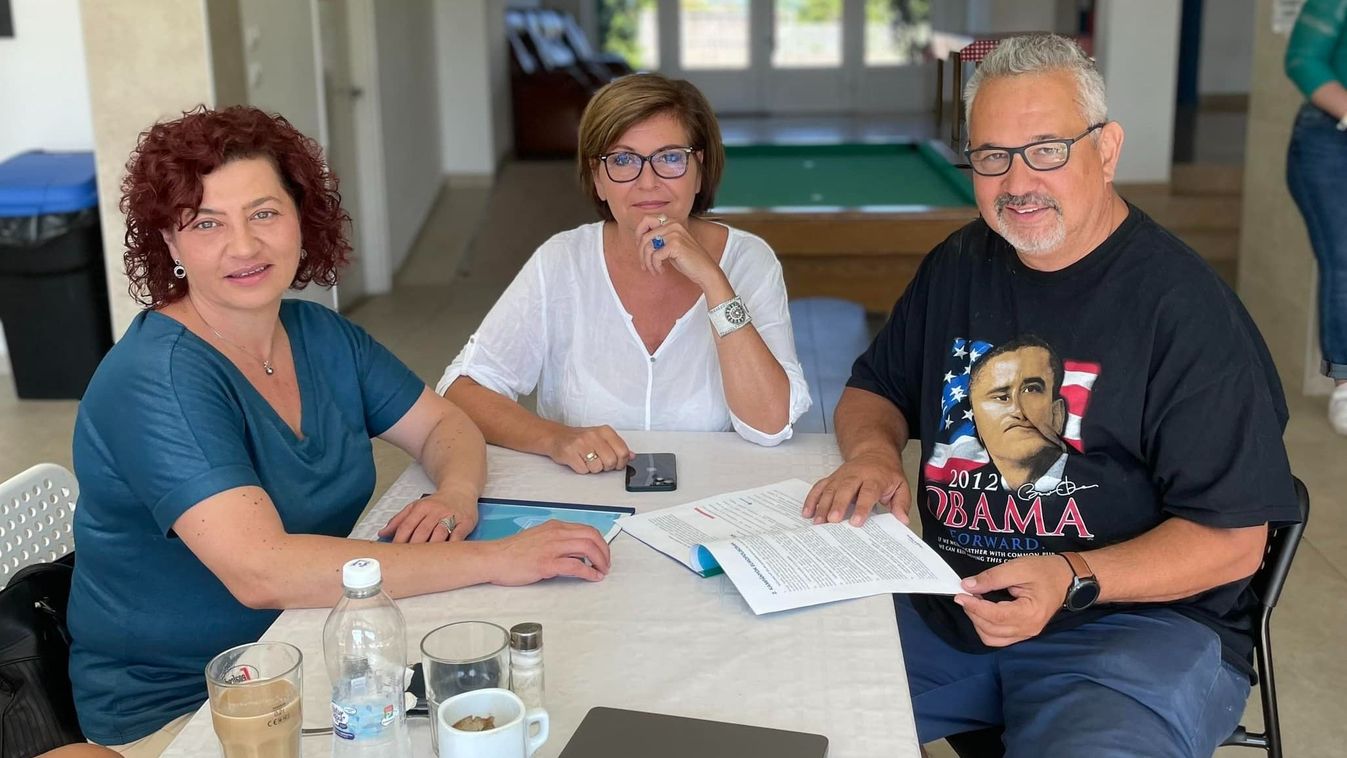 Rendkívüli parlamenti ülést kezdeményeztek, de inkább a Balatonra mentek bulizni Gyurcsányék