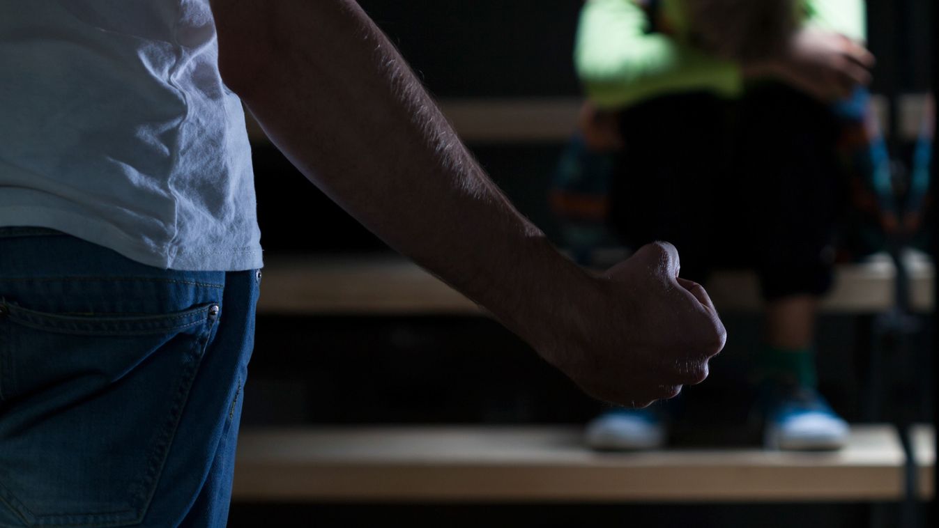 Hatszor szúrta hátba saját fiát egy apa: törött tükördarabbal esett neki