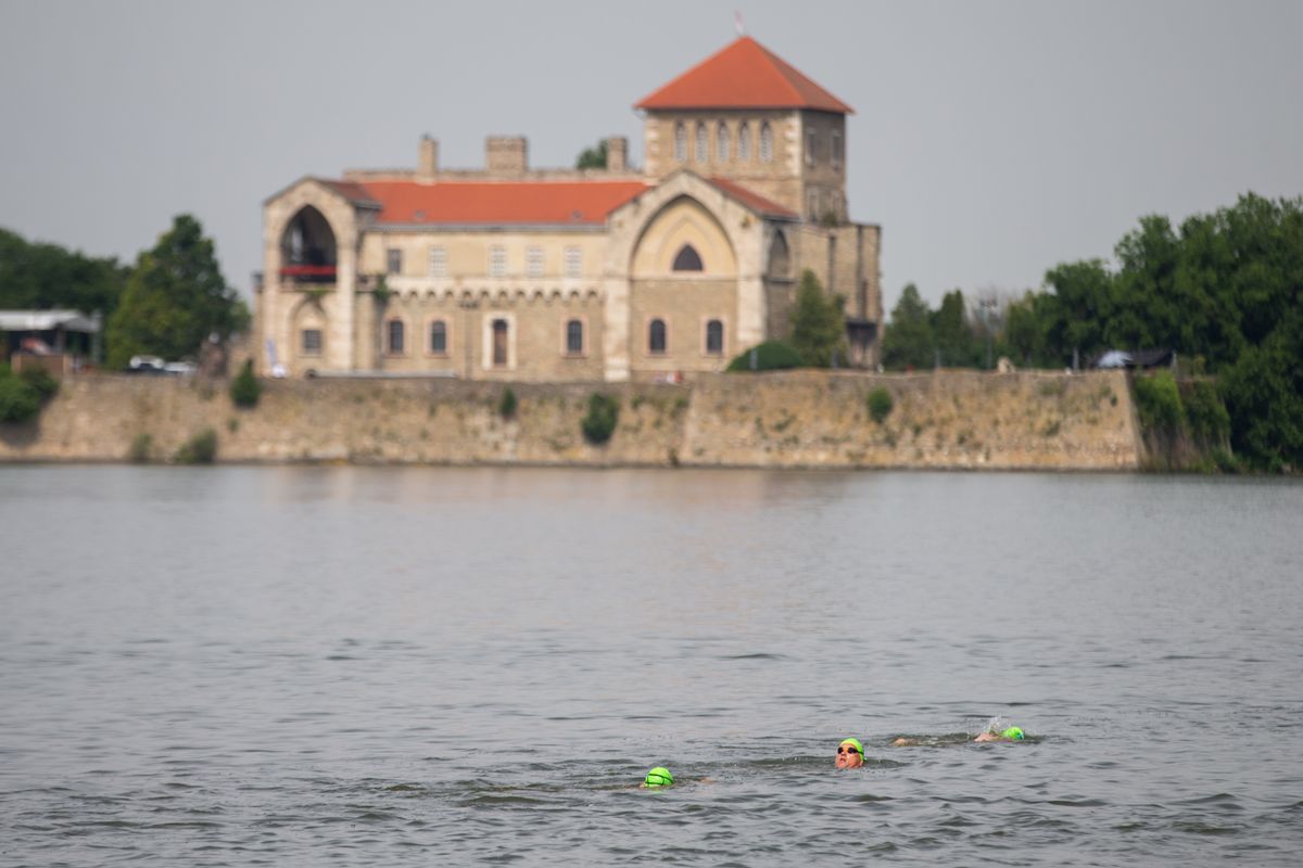 Tata nem csak az acetilénlámpás közvilágítás kapcsán írt történelmet. A város mindig is része volt a magyar történelemnek