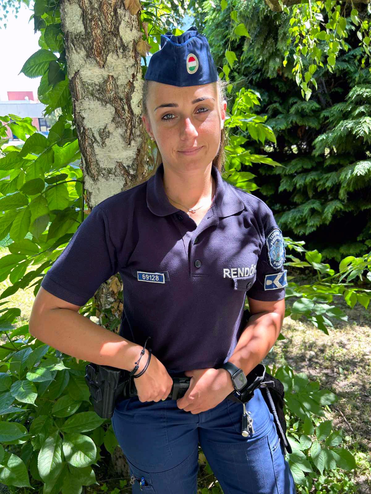 Koronczai Cintia őrmester nemcsak az utcán, de játékvezetőként a futballpályán is rendet tart