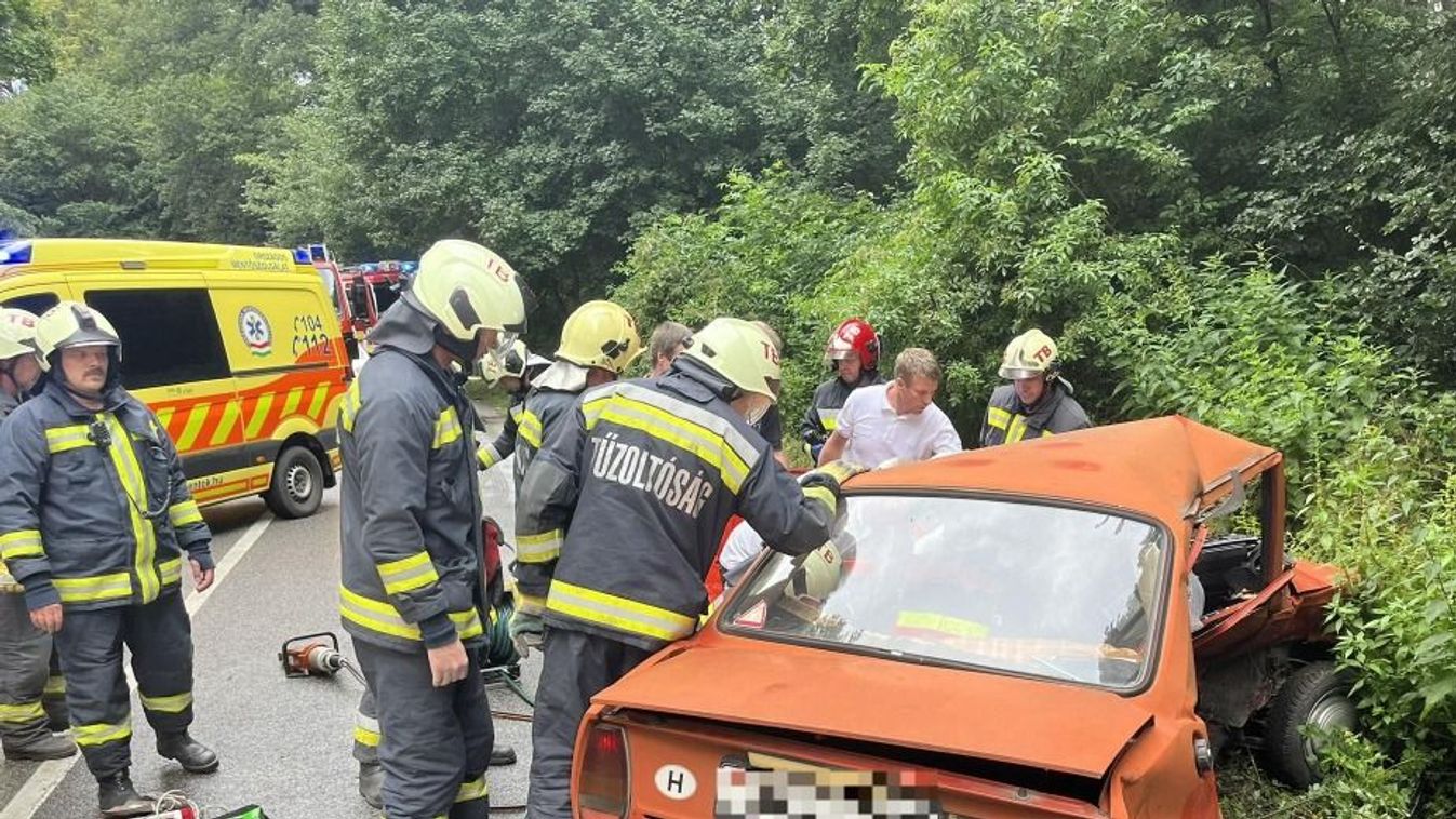 Lélegeztetőgépen van a fiatal anya, aki Tardos-Tata között frontális balesetet szenvedett