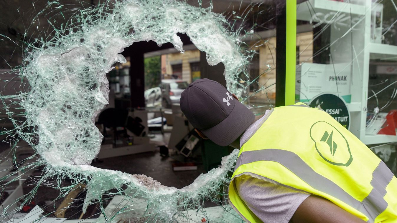 Folytatódik a migránslázadás: 297 autót gyújtottak fel, 34 épületet rongáltak meg a tüntetők